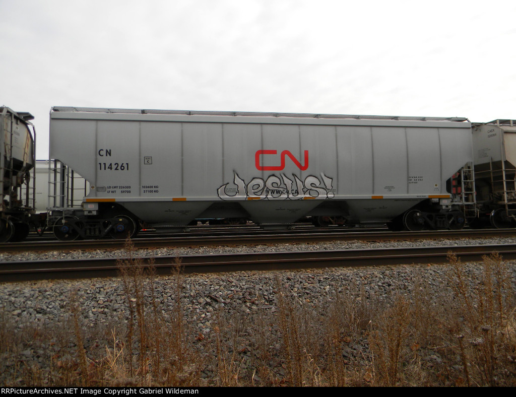 CN 114261